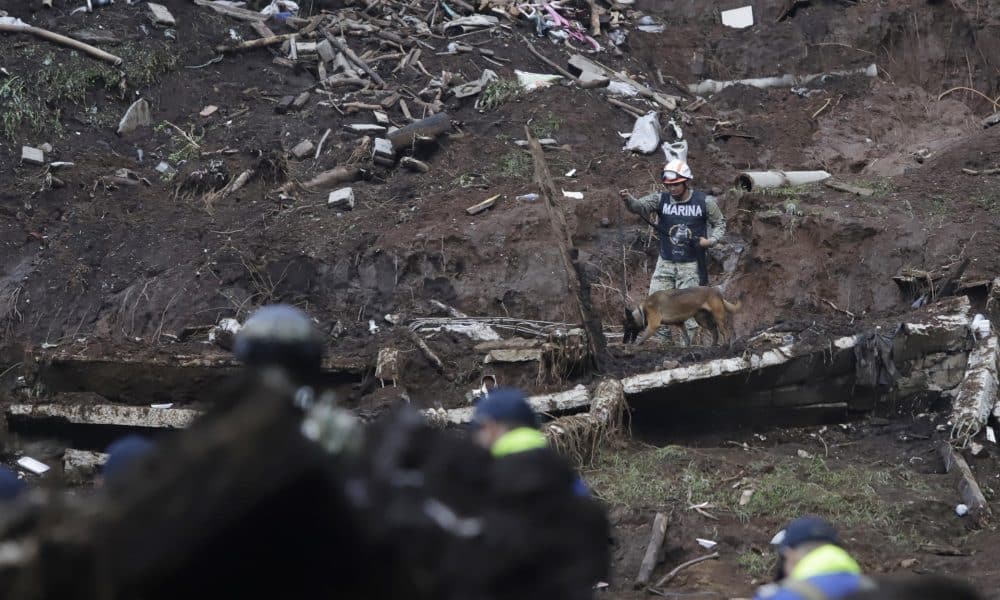 Un integrante de la Secretaría de Marina-Armada de México custodia una zona afectada por las fuertes lluvias, en Huauchinango (México). Imagen de archivo. EFE/ Hilda Ríos