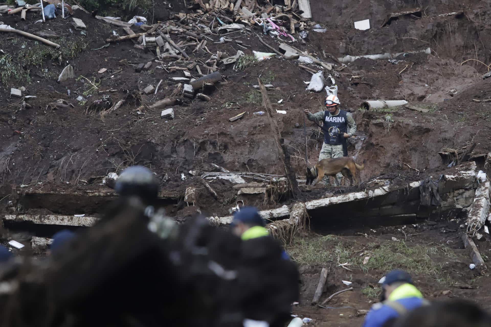 Un integrante de la Secretaría de Marina-Armada de México custodia una zona afectada por las fuertes lluvias, en Huauchinango (México). Imagen de archivo. EFE/ Hilda Ríos