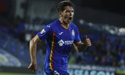 El centrocampista del Getafe, Mario Martín (d) celebra el primer gol del equipo madrileño durante el encuentro correspondiente a la jornada 11 de Laliga EA Sports que disputan hoy viernes en el Coliseum de Getafe. EFE / Juanjo Martín.
