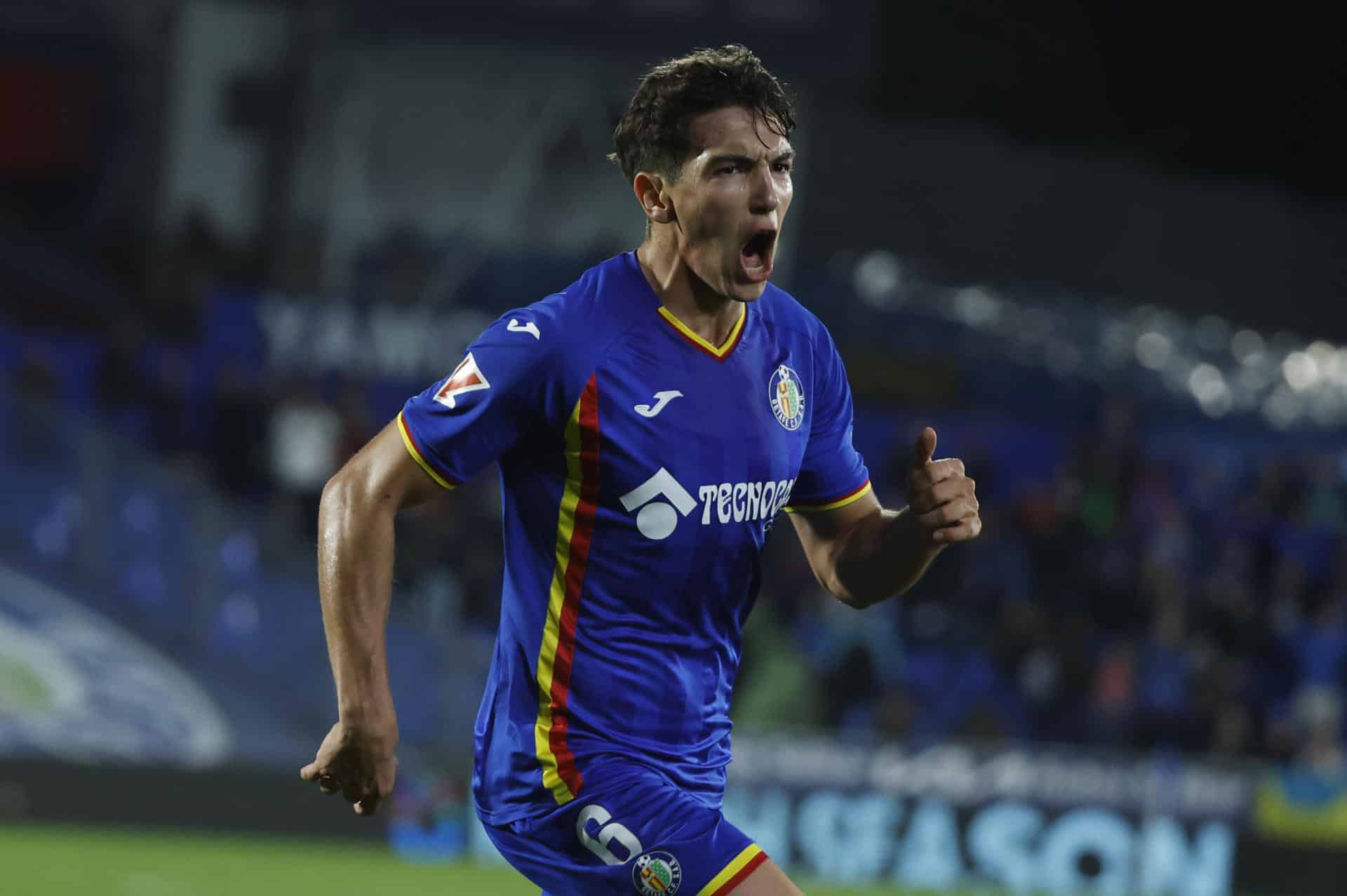 El centrocampista del Getafe, Mario Martín (d) celebra el primer gol del equipo madrileño durante el encuentro correspondiente a la jornada 11 de Laliga EA Sports que disputan hoy viernes en el Coliseum de Getafe. EFE / Juanjo Martín.