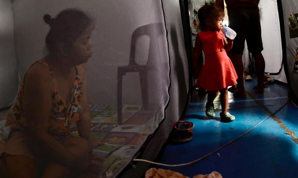 LAS PINAS CITY (Philippines), 19/10/2025.- Residents take shelter at an evacuation center in Las Pinas city, Metro Manila, Philippines, 19 October 2025. The state weather bureau, the Philippine Atmospheric, Geophysical and Astronomical Services Administration (PAGASA), warned the public of possible floods, landslides, and storm surges as Tropical Storm 'Ramil' (Typhoon Fengshen) brings wind threats and torrential rains while crossing the northern island of Luzon on 19 October. (Inundaciones, tormenta, Filipinas) EFE/EPA/FRANCIS R. MALASIG
