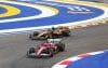 Charles Leclerc (Ferrari) por delante de Lando Norris (McLaren), durante la tercera sesión de entrenamientos libres para el Gran Premio de Singapur de Fórmula Uno. EFE/EPA/FAZRY ISMAIL
