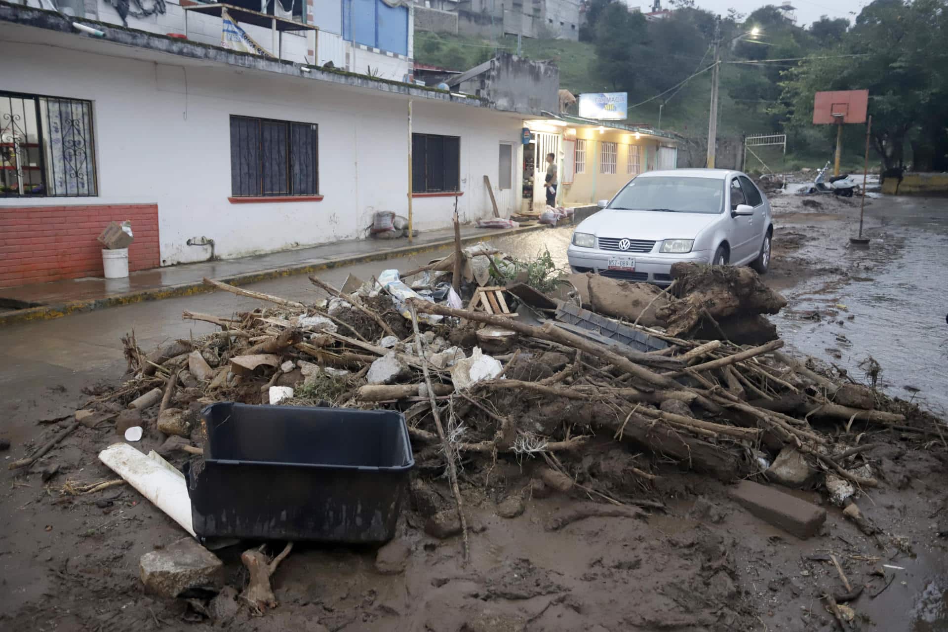 Fotografía de archivo que muestra una zona afectada por las fuertes lluvias en Huauchinango (México). EFE/ Hilda Ríos