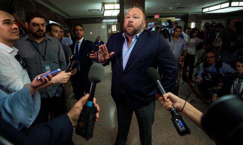 El periodista estadounidense Alex Jones, famoso por difundir teorías conspiratorias, se dirige a los medios durante la comparecencia en el Congreso. Imagen de archivo. EFE/ Jim Lo Scalzo