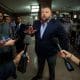 El periodista estadounidense Alex Jones, famoso por difundir teorías conspiratorias, se dirige a los medios durante la comparecencia en el Congreso. Imagen de archivo. EFE/ Jim Lo Scalzo