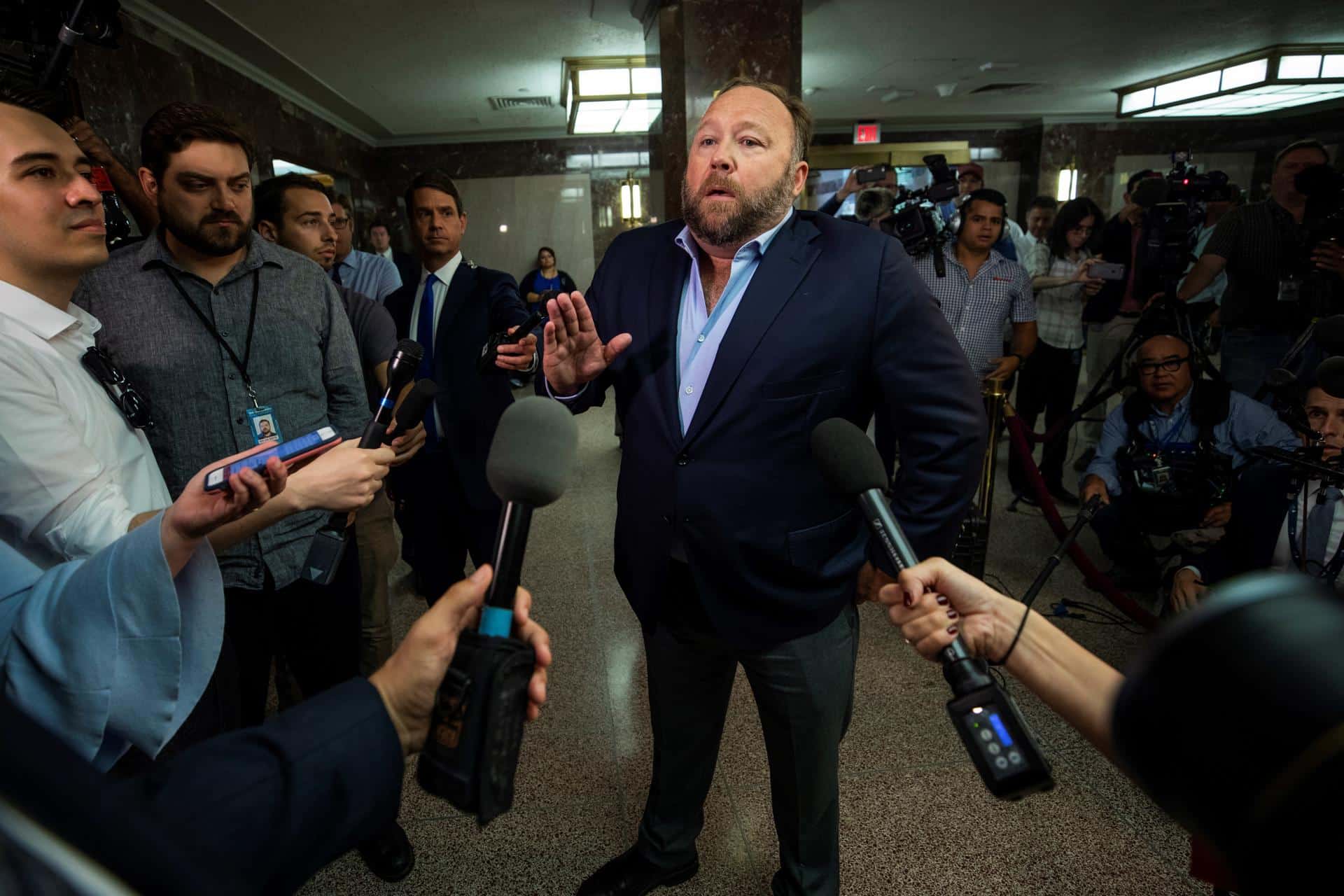 El periodista estadounidense Alex Jones, famoso por difundir teorías conspiratorias, se dirige a los medios durante la comparecencia en el Congreso. Imagen de archivo. EFE/ Jim Lo Scalzo