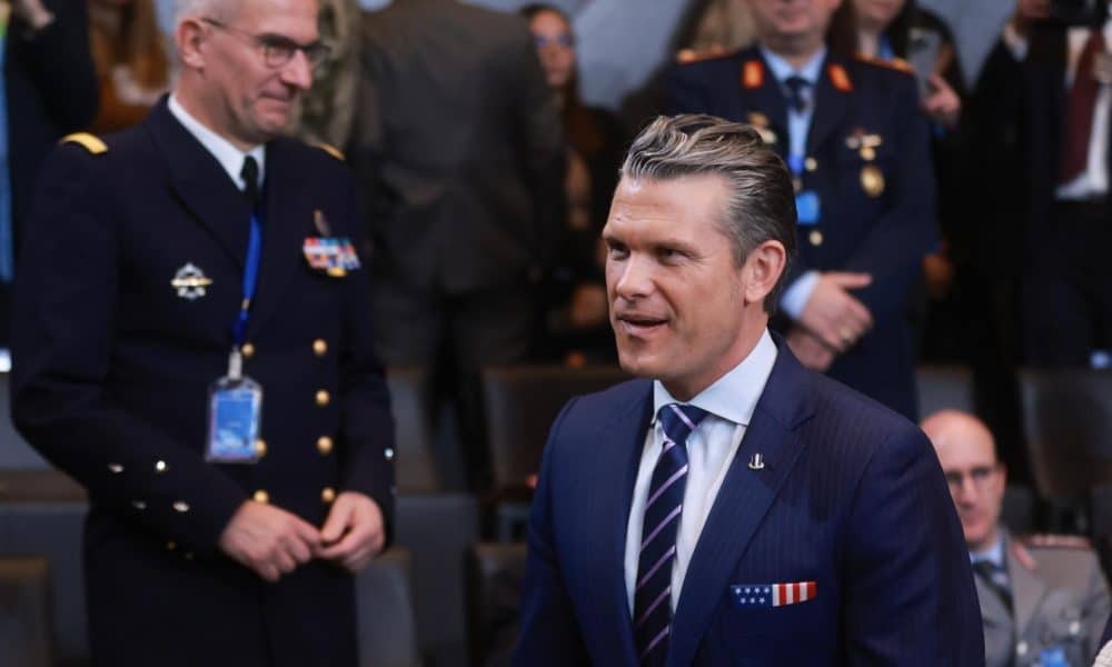 El secretario de Guerra de EE. UU., Pete Hegseth, asiste a la reunión de ministros de Defensa de la OTAN en Bruselas, el 15 de octubre de 2025. EFE/EPA/OLIVIER HOSLET