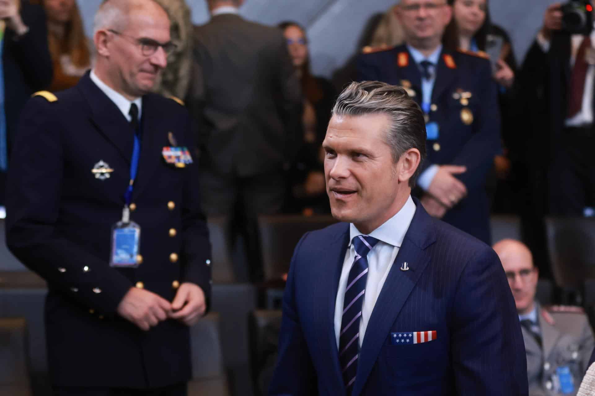 El secretario de Guerra de EE. UU., Pete Hegseth, asiste a la reunión de ministros de Defensa de la OTAN en Bruselas, el 15 de octubre de 2025. EFE/EPA/OLIVIER HOSLET
