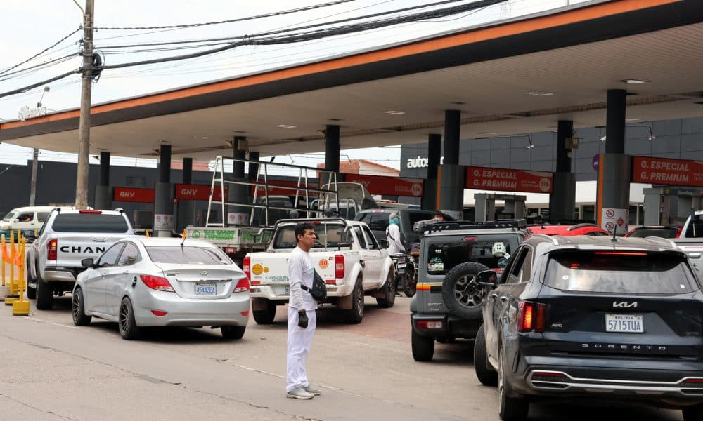 Fotografía de vehículos en una fila para conseguir combustible este 14 de octubre de 2025, en Santa Cruz (Bolivia). EFE/ Juan Carlos Torrejón