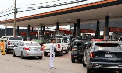 Fotografía de vehículos en una fila para conseguir combustible este 14 de octubre de 2025, en Santa Cruz (Bolivia). EFE/ Juan Carlos Torrejón