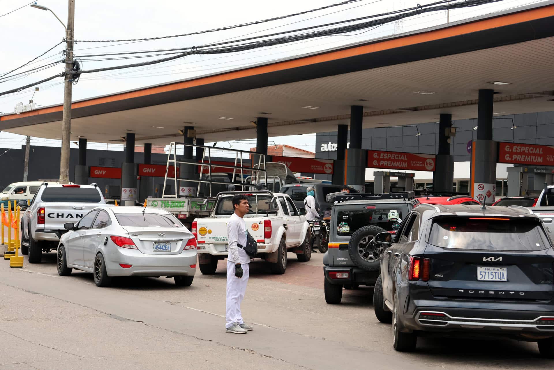 Fotografía de vehículos en una fila para conseguir combustible este 14 de octubre de 2025, en Santa Cruz (Bolivia). EFE/ Juan Carlos Torrejón