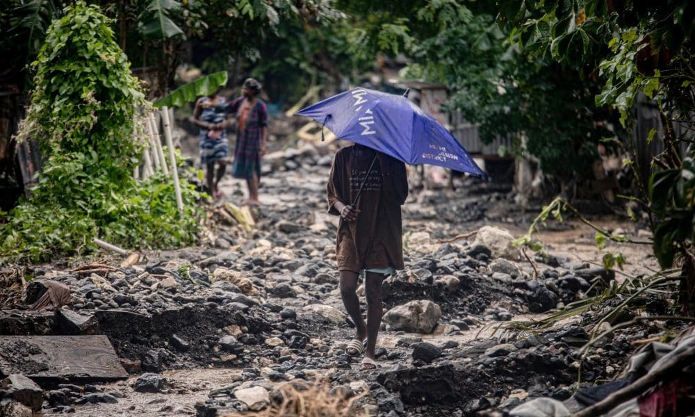 Una persona camina por una calle inundada por el paso del huracán Melissa este jueves, en Petit-Goâve (Haití). EFE/ Mentor David Lorens