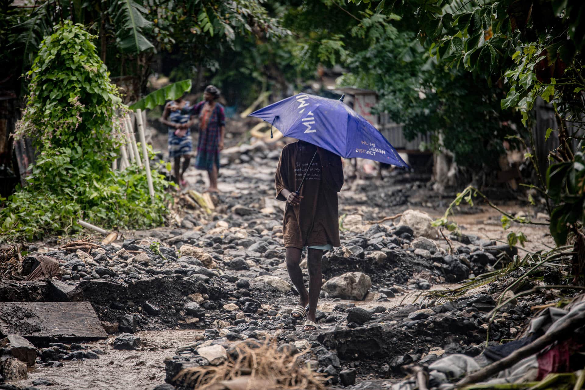 Una persona camina por una calle inundada por el paso del huracán Melissa este jueves, en Petit-Goâve (Haití). EFE/ Mentor David Lorens