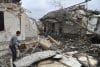Un hombre evalúa los daños este domingo tras un ataque ruso en el pueblo de Lapoivka, cerca de Leópolis, en el oeste de Ucrania. EFE/EPA/MYKOLA TYS
