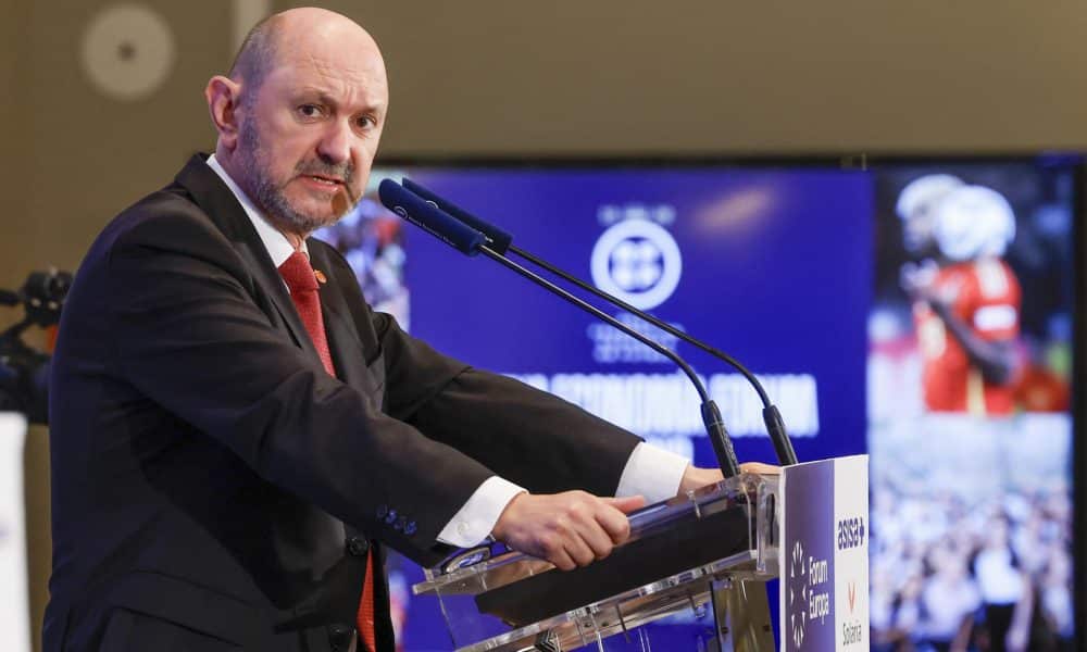 El presidente de la Real Federación Española de Fútbol, Rafael Louzán durante un desayuno informativo celebrado este jueves en Madrid. EFE/JJ Guillén