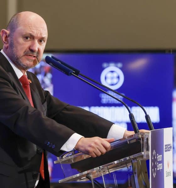 El presidente de la Real Federación Española de Fútbol, Rafael Louzán durante un desayuno informativo celebrado este jueves en Madrid. EFE/JJ Guillén