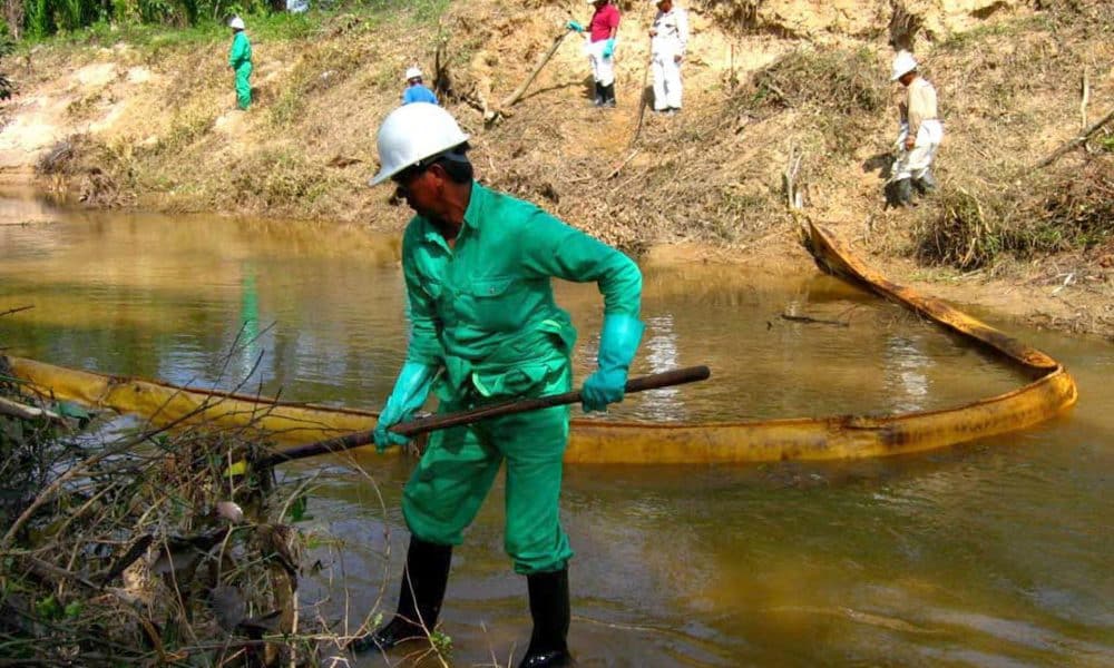 Trabajadores de Petroleos Mexicanos (Pemex) limpian el cauce del rio Aguadulcita en Veracruz donde murieron miles de peces por el derrame de gasolina ocurrido en un ducto de la paraestatal. Imagen de archivo. EFE/Miguel Angel Carmona