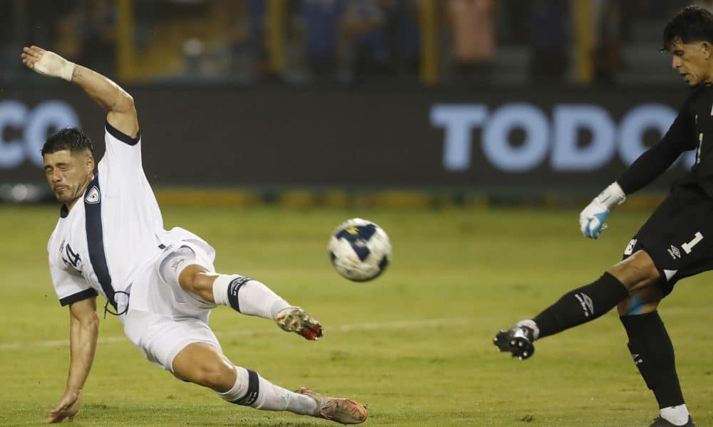El delantero salvadoreño Mario González (d) remata a puerta ante el cierre del defensor guatemalteco Darwin Lom (i) durante el partido de la cuarta jornada del Grupo A de las eliminatorias de la Concacaf para el Mundial de 2026 jugado este martes en el estadio Cuscatlán de San Salvador. EFE/ Rodrigo Sura