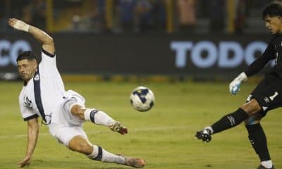 El delantero salvadoreño Mario González (d) remata a puerta ante el cierre del defensor guatemalteco Darwin Lom (i) durante el partido de la cuarta jornada del Grupo A de las eliminatorias de la Concacaf para el Mundial de 2026 jugado este martes en el estadio Cuscatlán de San Salvador. EFE/ Rodrigo Sura