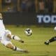 El delantero salvadoreño Mario González (d) remata a puerta ante el cierre del defensor guatemalteco Darwin Lom (i) durante el partido de la cuarta jornada del Grupo A de las eliminatorias de la Concacaf para el Mundial de 2026 jugado este martes en el estadio Cuscatlán de San Salvador. EFE/ Rodrigo Sura