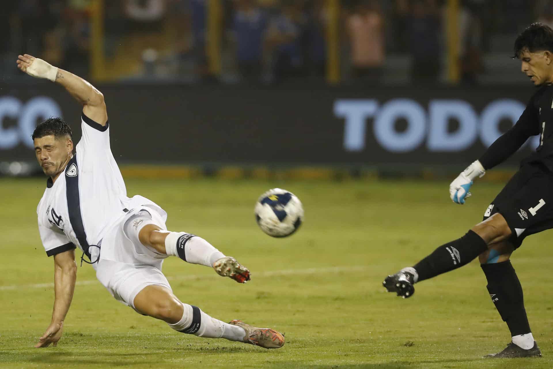 El delantero salvadoreño Mario González (d) remata a puerta ante el cierre del defensor guatemalteco Darwin Lom (i) durante el partido de la cuarta jornada del Grupo A de las eliminatorias de la Concacaf para el Mundial de 2026 jugado este martes en el estadio Cuscatlán de San Salvador. EFE/ Rodrigo Sura