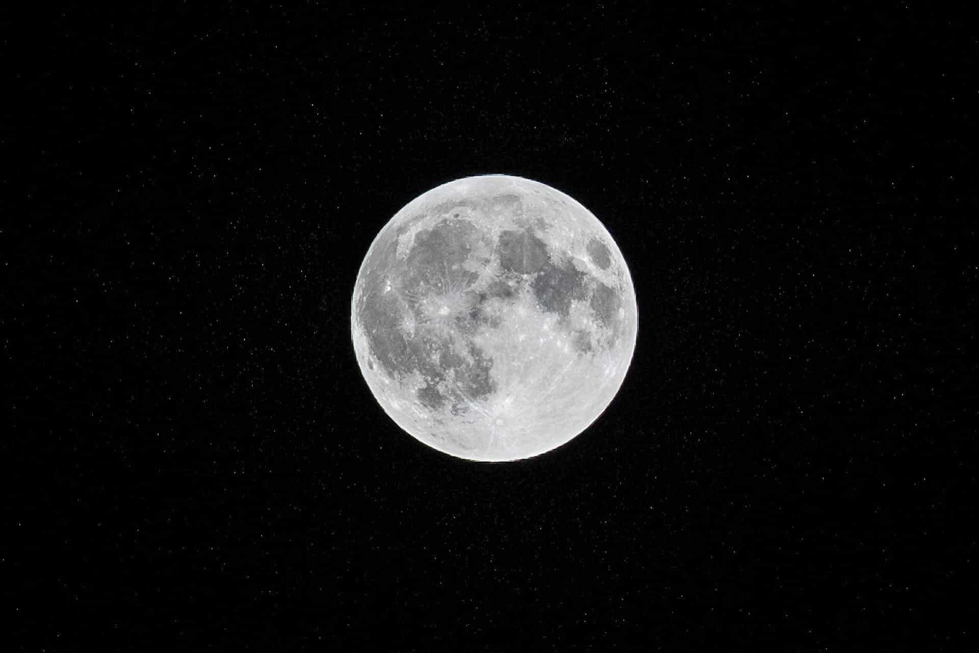 Imagen de archivo de la luna llena. EFE/Ismael Herrero