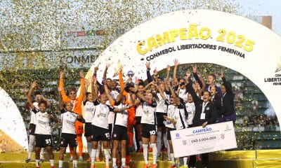 Jugadoras de Corinthians celebran este sábado la conquista de la sexta Copa Libertadores, la tercera consecutiva, al derrotar en la final al Deportivo Cali colombiano en el estadio argentino Florencio Sola en Banfield. EFE/ Juan Ignacio Roncoroni
