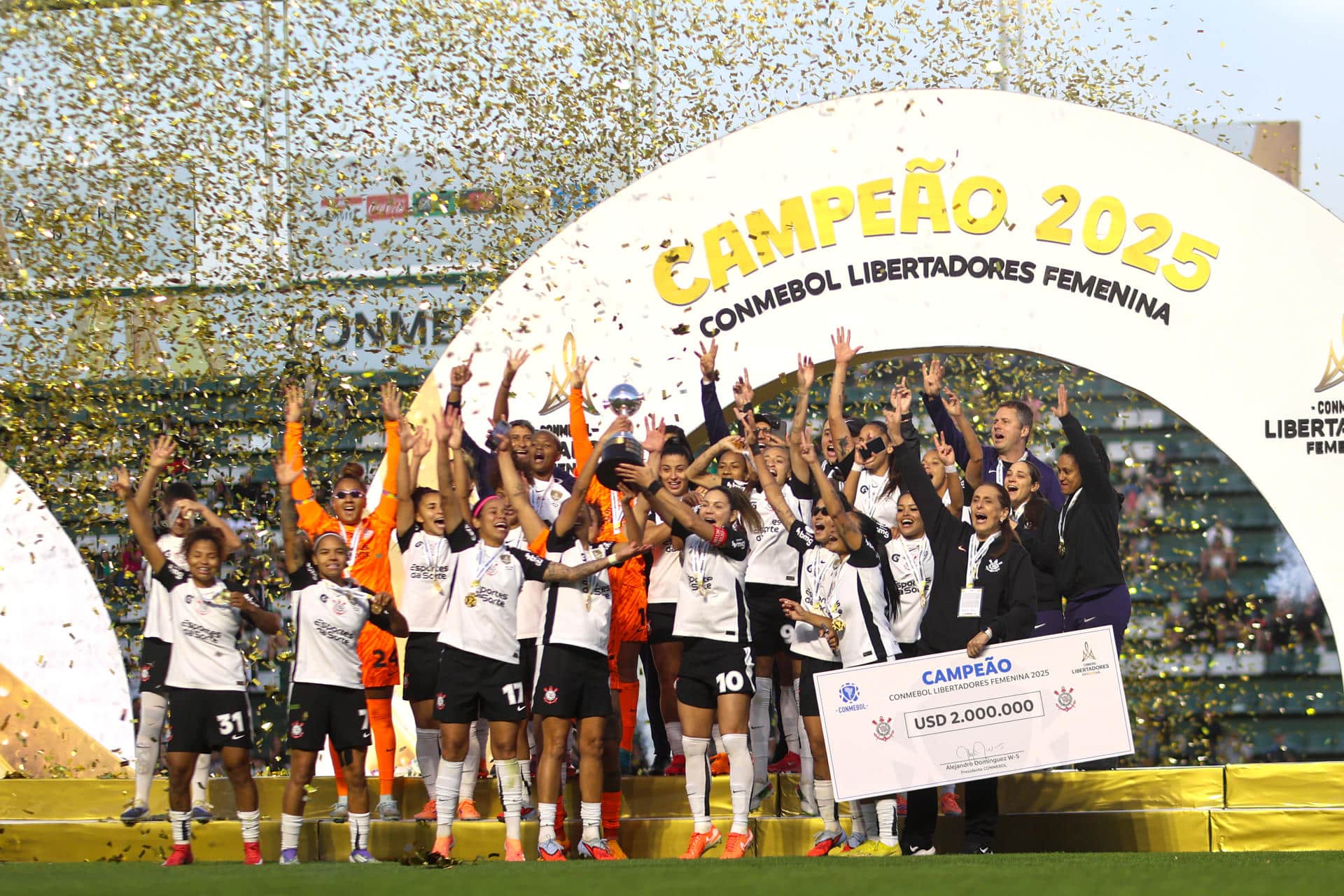 Jugadoras de Corinthians celebran este sábado la conquista de la sexta Copa Libertadores, la tercera consecutiva, al derrotar en la final al Deportivo Cali colombiano en el estadio argentino Florencio Sola en Banfield. EFE/ Juan Ignacio Roncoroni