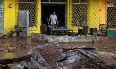 Una persona limpia pertenencias afectadas por el paso del huracán Melissa este jueves, en Santa Cruz (Jamaica). EFE/ Orlando Barría