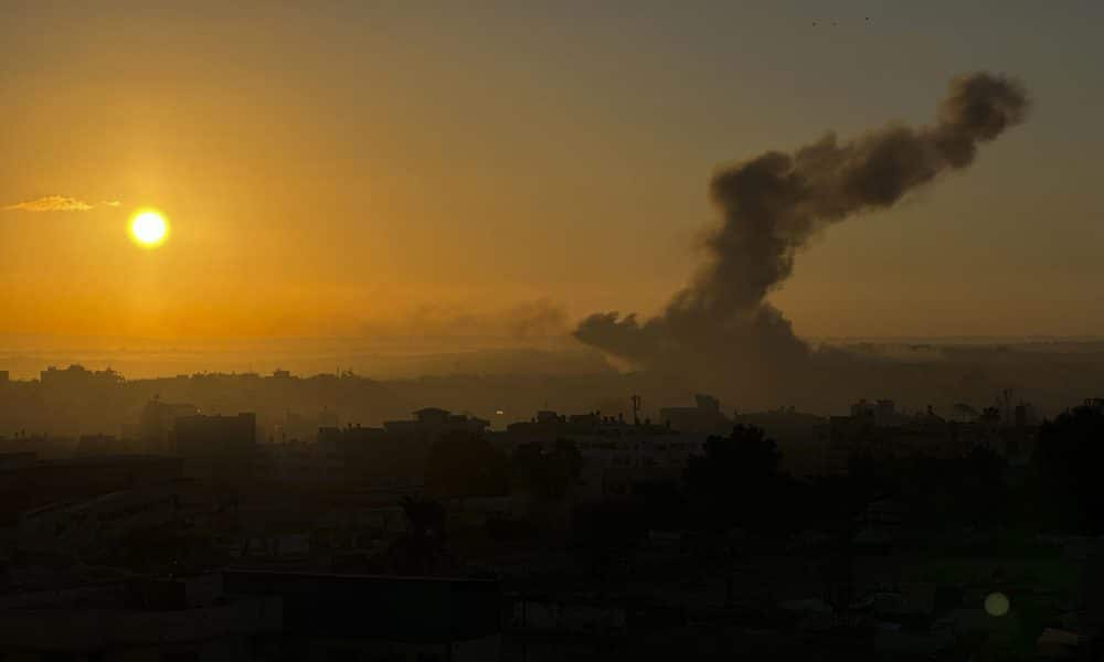 Bombardeo israelí en Gaza el 7 de octubre de 2025. EFE/ Ahmad Awad