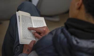 Imagen de archivo de una persona que lee un libro. EFE/Daniel González