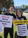 Activistas de la organización Personas por el Trato Ético de los Animales (PETA) sostienen carteles en Miami (Estados Unidos). EFE/ Alberto Boal
