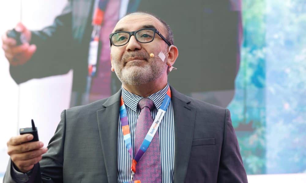 El director de enlace médico en Teletón México, Juan Carlos Gómez, habla en el segundo día del Roche Press Day en Ciudad de México. EFE/ Sáshenka Gutiérrez