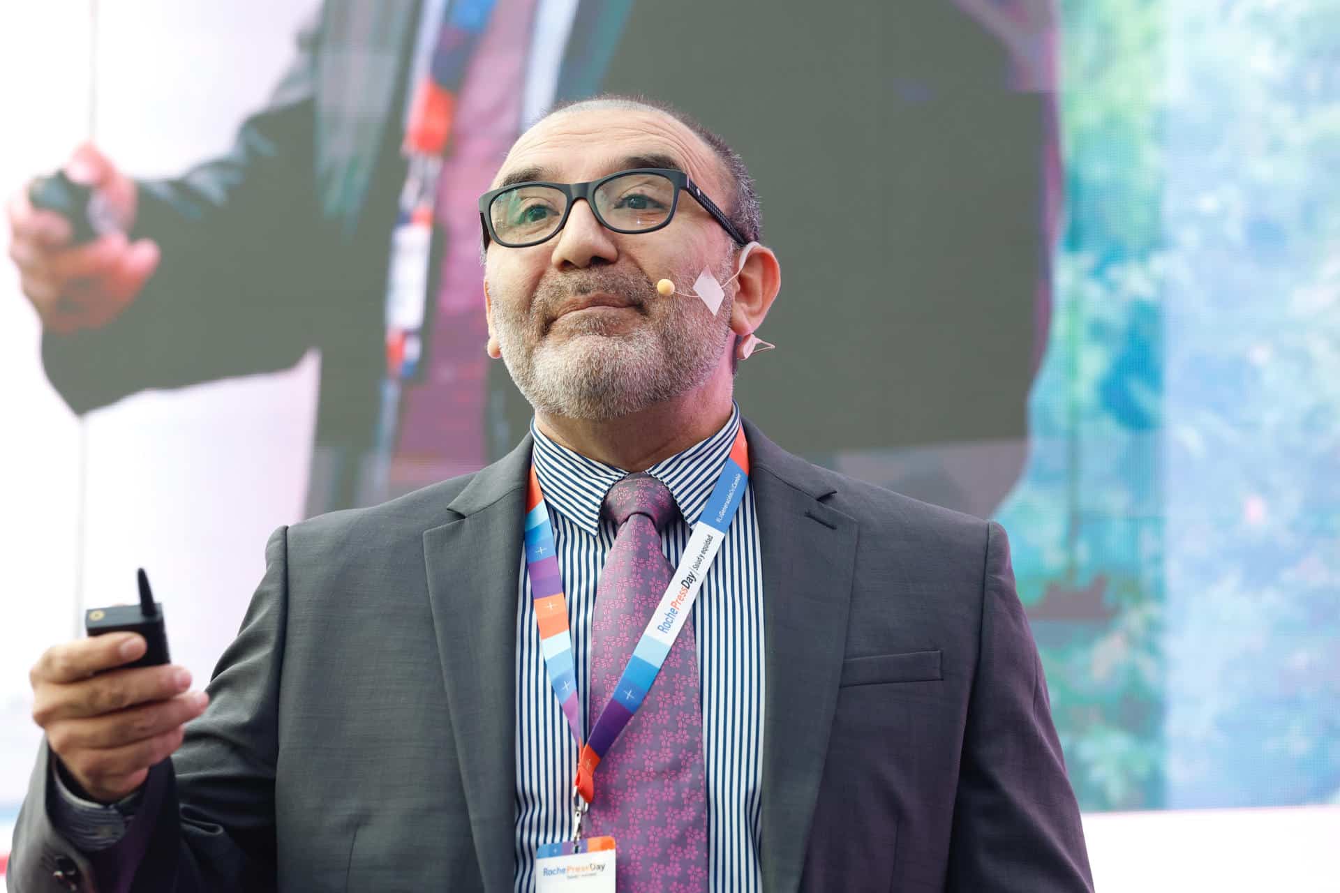 El director de enlace médico en Teletón México, Juan Carlos Gómez, habla en el segundo día del Roche Press Day en Ciudad de México. EFE/ Sáshenka Gutiérrez