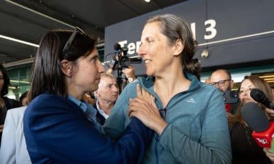 La MEP Annalisa Corrado (L) del Partido Demócrata es recibida por la líder del Partido Demócrata Elly Schlein a su llegada al aeropuerto de Fiumicino, junto con otros parlamentarios italianos que formaron parte de la Flotilla Global Sumud (GSF) y fueron liberados por las autoridades israelíes después de que interceptaran los buques de la GSF con destino a Gaza, en Fiumicino (Roma), Italia, 03 de octubre de 2025. La GSF es una iniciativa marítima internacional con representantes de más de 40 países que comenzó a navegar en agosto de 2025 con rumbo a la Franja de Gaza, con el objetivo de romper el bloqueo israelí y entregar ayuda humanitaria a Gaza. (Italia, Roma) EFE/EPA/TELENEWS
