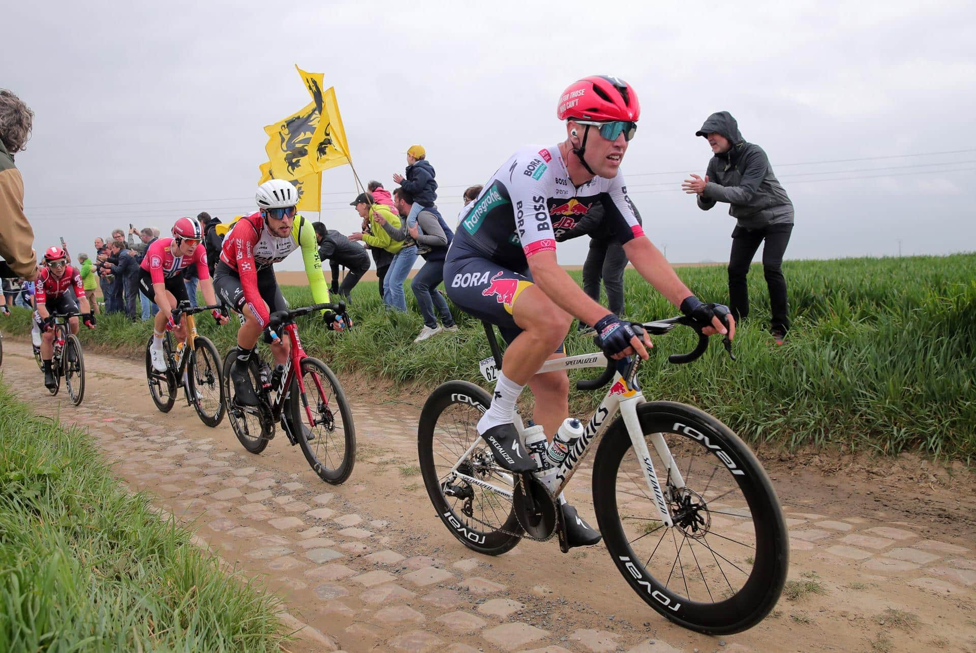 El ciclista español Oier Lazkano (Red Bull Bora Hansgrohe) lidera el grupo de escapada en la clásica de un día París-Roubaix, el pasado 13 de abril. EFE/EPA/TERESA SUAREZ
", "to": "es" }