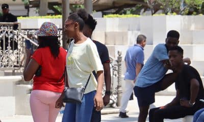 Personas permanecen en una plaza pública este jueves, en Tapachula (México). EFE/Juan Manuel Blanco