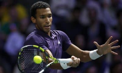 El canadiense Felix Auger-Aliassime, durante su partido de este viernes, correspondiente a los cuartos de final del Masters 1000 de París, contra el monegasco Valentin Vacherot. EFE/ YOAN VALAT