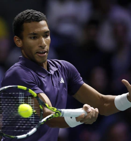 El canadiense Felix Auger-Aliassime, durante su partido de este viernes, correspondiente a los cuartos de final del Masters 1000 de París, contra el monegasco Valentin Vacherot. EFE/ YOAN VALAT