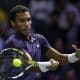 El canadiense Felix Auger-Aliassime, durante su partido de este viernes, correspondiente a los cuartos de final del Masters 1000 de París, contra el monegasco Valentin Vacherot. EFE/ YOAN VALAT