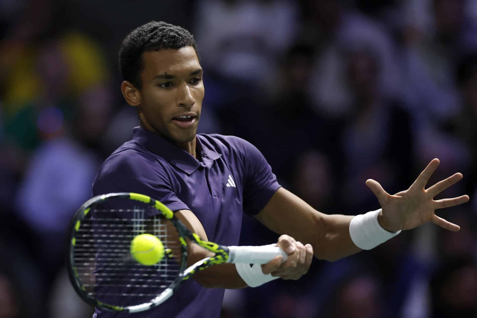 El canadiense Felix Auger-Aliassime, durante su partido de este viernes, correspondiente a los cuartos de final del Masters 1000 de París, contra el monegasco Valentin Vacherot. EFE/ YOAN VALAT