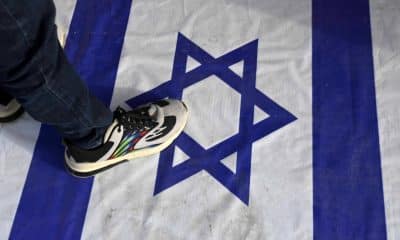 Un hombre se para sobre una bandera israelí durante una protesta en solidaridad con el pueblo palestino en Karachi, Pakistán, 07 de octubre de 2025. El 7 de octubre marca el segundo aniversario de un ataque transfronterizo por parte de Hamas en Israel el 07 de octubre de 2023 que mató a aproximadamente 1,200 israelíes y lanzó una campaña militar israelí en respuesta en la Franja de Gaza que mató a más de 67,000 palestinos y destruyó el enclave palestino. (Protestas) EFE/EPA/SHAHZAIB AKBER