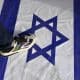 Un hombre se para sobre una bandera israelí durante una protesta en solidaridad con el pueblo palestino en Karachi, Pakistán, 07 de octubre de 2025. El 7 de octubre marca el segundo aniversario de un ataque transfronterizo por parte de Hamas en Israel el 07 de octubre de 2023 que mató a aproximadamente 1,200 israelíes y lanzó una campaña militar israelí en respuesta en la Franja de Gaza que mató a más de 67,000 palestinos y destruyó el enclave palestino. (Protestas) EFE/EPA/SHAHZAIB AKBER