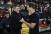 El entrenador del Rayo Vallecano Iñigo Pérez y el entrenador del Alavés Eduardo Coudet, durante el partido de la jornada 10 de LaLiga EA Sports, este domingo en el estadio de Vallecasen madrid.- EFE/ J.J. Guillén