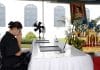 Bangkok (Thailand), 27/10/2025.- A Thai mourner pays respect after signing the condolence book before a portrait of Queen Mother Sirikit following her death at Grand Palace in Bangkok, Thailand, 27 October 2025. Thai Queen Mother Sirikit had died at the age of 93 on 24 October 2025 at King Chulalongkorn Memorial Hospital. The Queen Mother developed a bloodstream infection after being treated at the hospital since 07 September 2019, The Royal Household Bureau said. (Tailandia) EFE/EPA/RUNGROJ YONGRIT