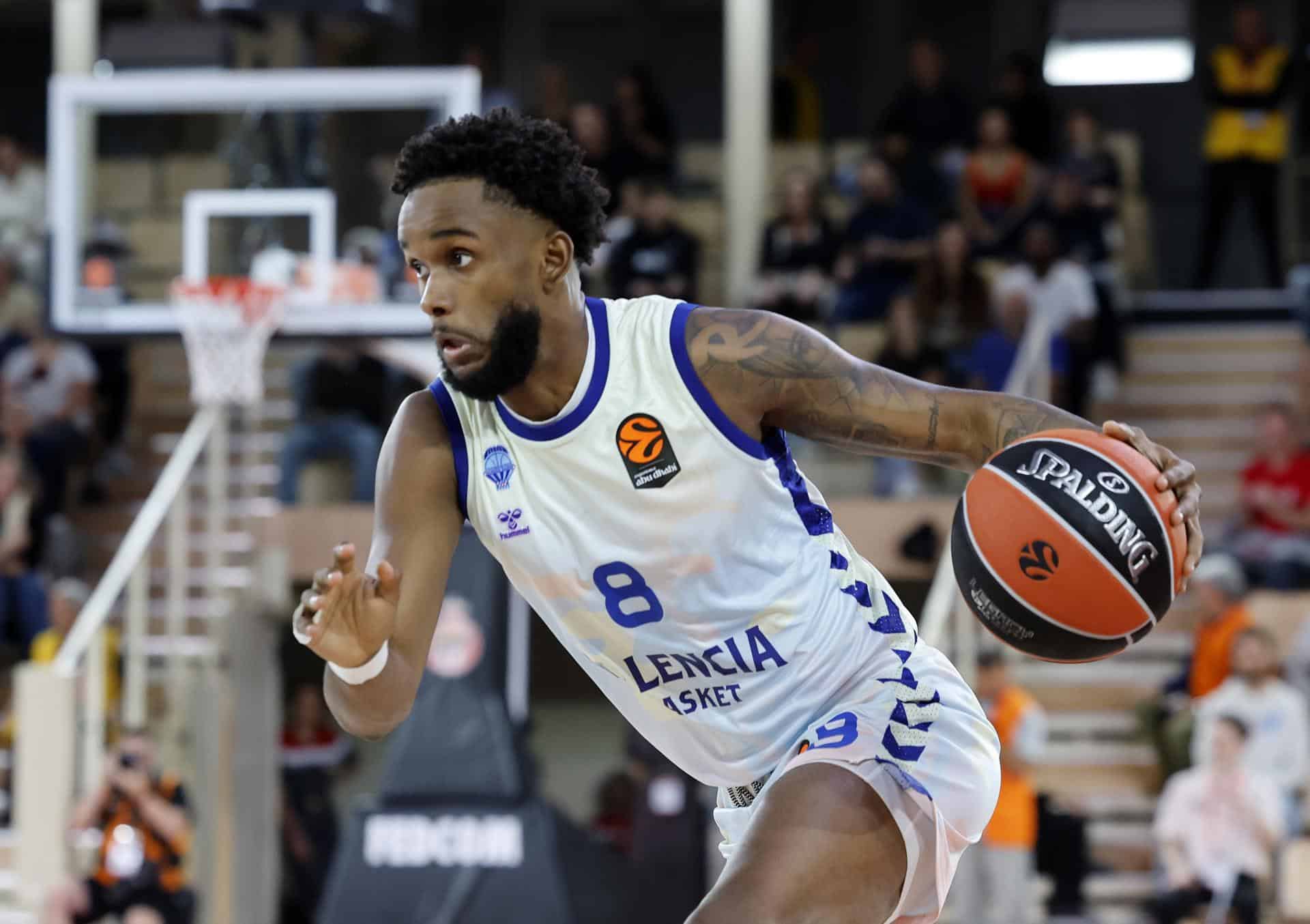 El dominicano Jean Montero, del Basket Valencia, en un partido de Euroliga disputado el pasado 17 de octubre. EFE/SEBASTIEN NOGIER