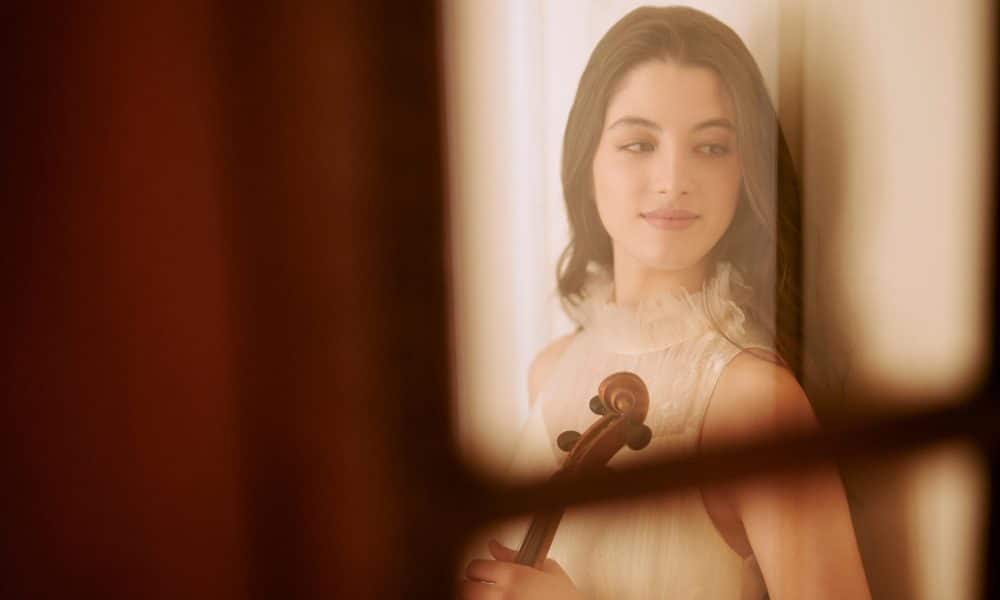 La violinista española María Dueñas (Granada, 2002) fue reconocida este miércoles en Londres como la mejor artista joven del año en la 48 edición de los premios Gramophone de la música clásica 2025, donde también se alzó con el galardón de mejor grabación instrumental por su álbum 'Paganini: 24 caprichos'. EFE/Gramophone/Christoph Koestlin