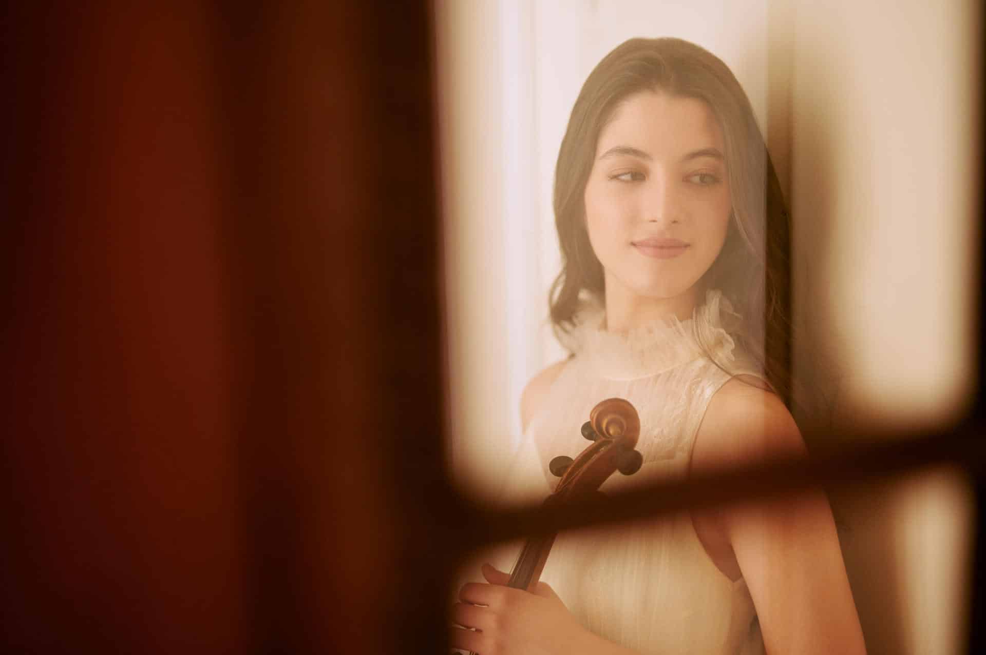 La violinista española María Dueñas (Granada, 2002) fue reconocida este miércoles en Londres como la mejor artista joven del año en la 48 edición de los premios Gramophone de la música clásica 2025, donde también se alzó con el galardón de mejor grabación instrumental por su álbum 'Paganini: 24 caprichos'. EFE/Gramophone/Christoph Koestlin