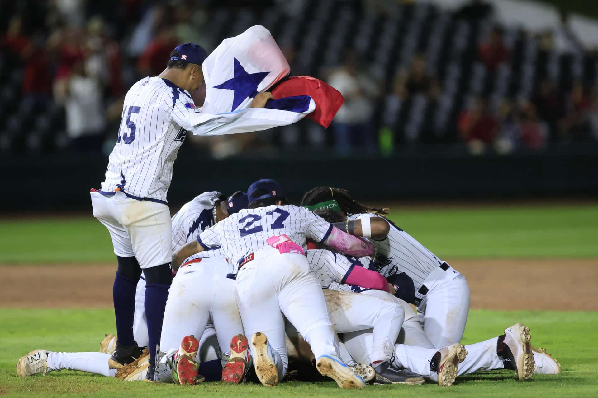 Jugadores de la selección de Panamá celebran este sábado la conquista del torneo Panamericano sub-23 al vencer a Puerto Rico por 4-1 en el estadio Mariano Rivera, de La Chorrera. EFE/ Bienvenido Velasco