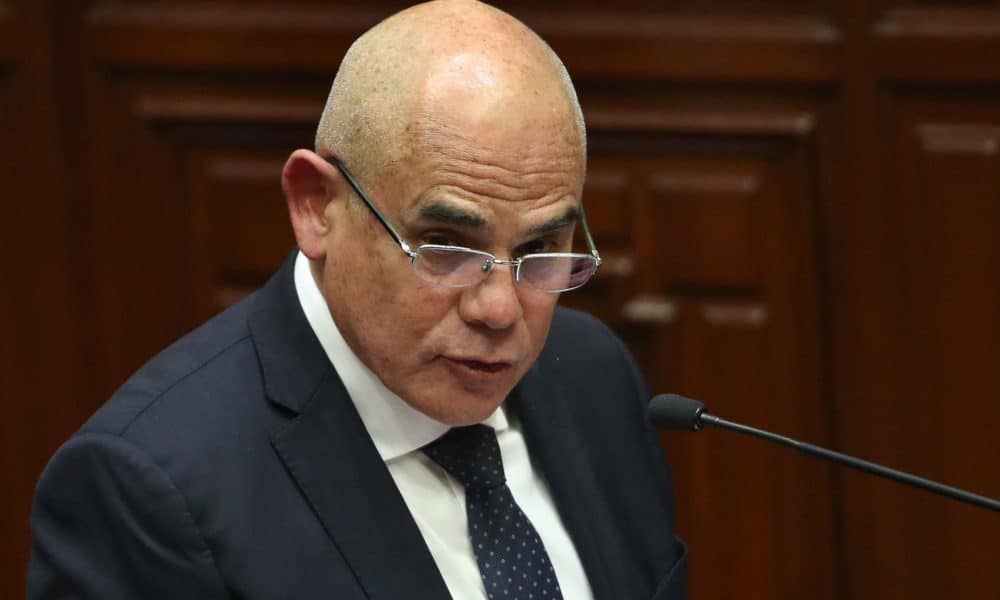 El primer ministro de Perú, Ernesto Álvarez (i), habla durante una sesión este miércoles, en el Congreso en Lima (Perú). EFE/ Paolo Aguilar